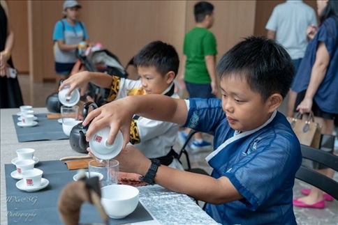 新加坡孩子們在活動現(xiàn)場體驗學習茶藝。新加坡中國文化中心供圖