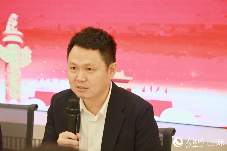 中國駐里約熱內(nèi)盧總領(lǐng)館副總領(lǐng)事王尉育在座談會(huì)上致辭。人民網(wǎng)記者 陳海琪攝