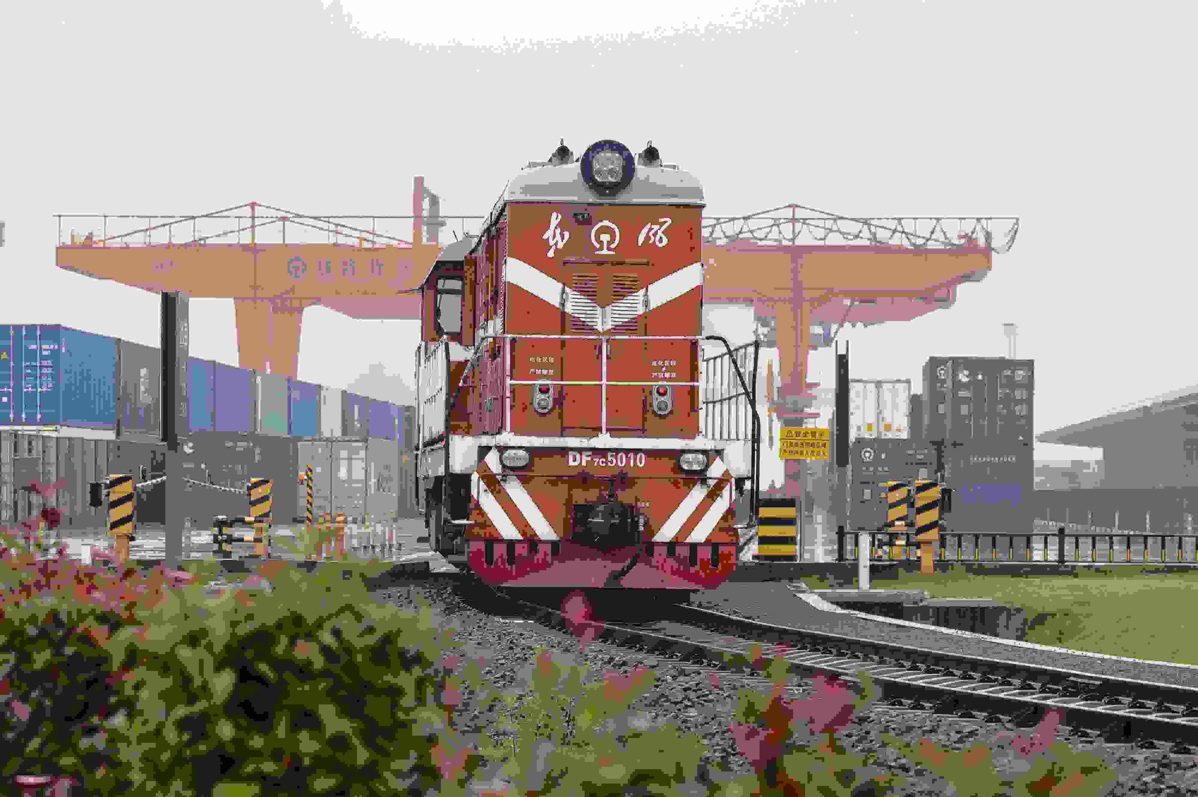 2024年5月5日，“五一”假期最后一天。在浙江省金華市金東區(qū)鐵路金華南站，一列滿載110標(biāo)箱的中歐班列緩緩啟程駛往匈牙利。