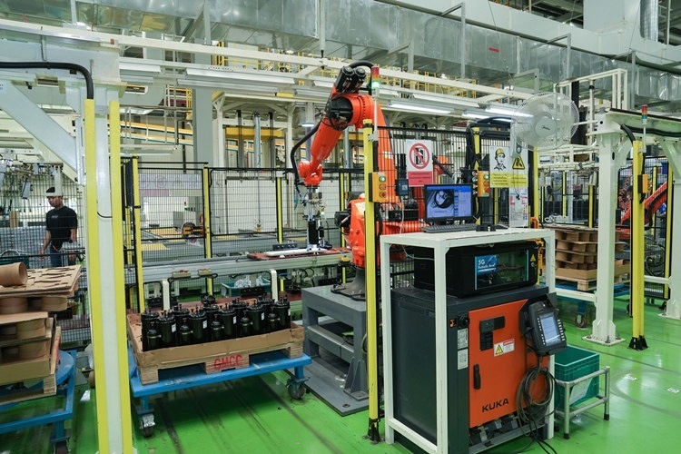 美的泰國工廠內(nèi)的5G機械臂