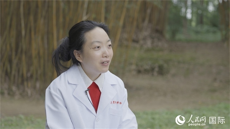 三星堆博物館文物修復(fù)師謝麗接受人民網(wǎng)采訪。人民網(wǎng)記者 張榮攝