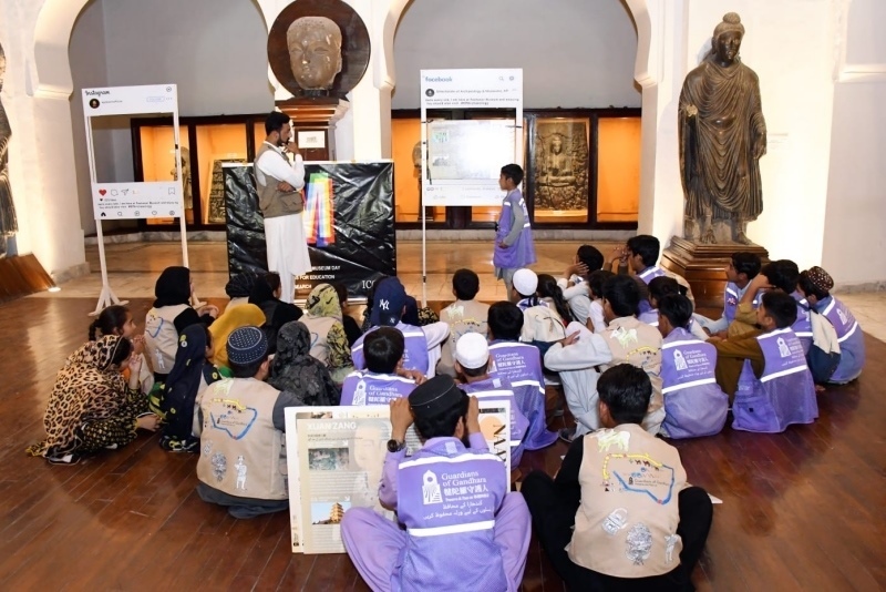 志愿者在博物館給孩子們開展互動講解?！瓣恿_守護人”供圖