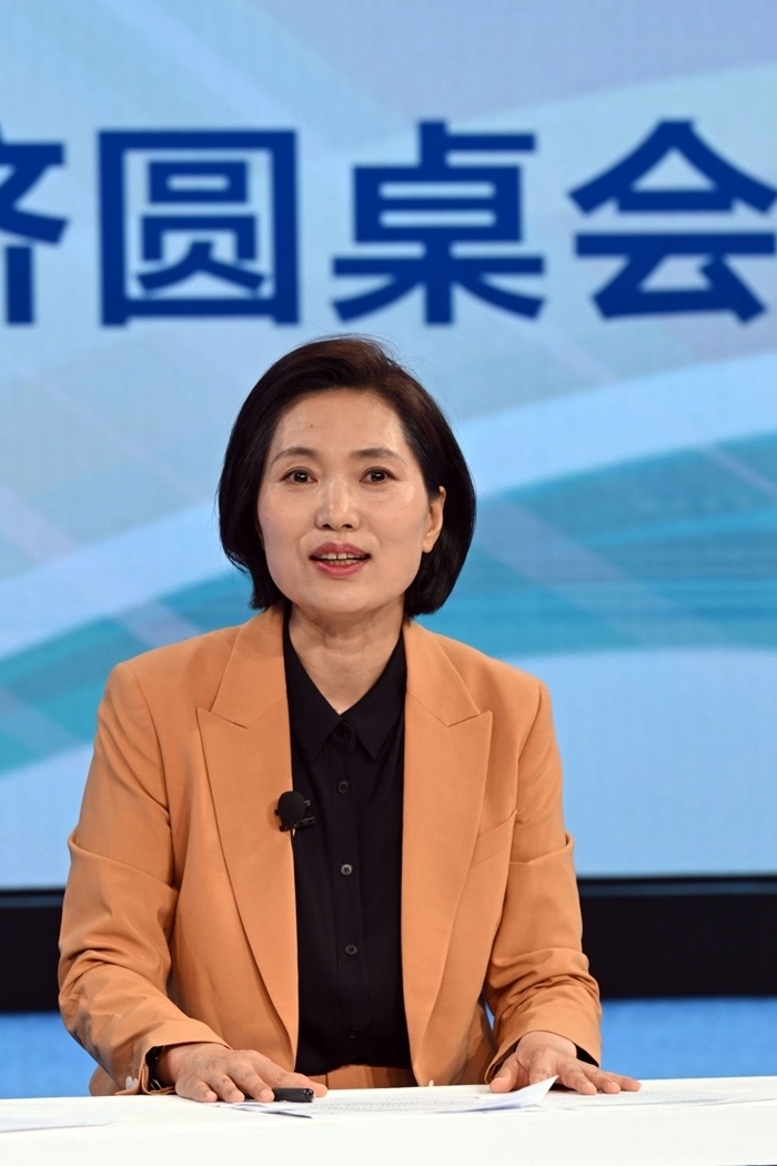 中國宏觀經(jīng)濟(jì)研究院對外經(jīng)濟(jì)研究所研究員曲鳳杰在“中國經(jīng)濟(jì)圓桌會”錄制現(xiàn)場交流發(fā)言。新華社記者 金良快 攝