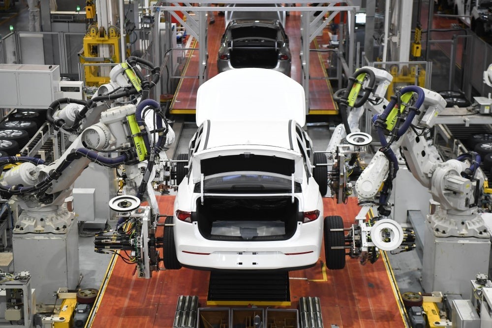 這是2024年4月24日拍攝的廣州廣汽埃安新能源汽車的全自動化輪胎安裝工作站。新華社記者 鄧華 攝