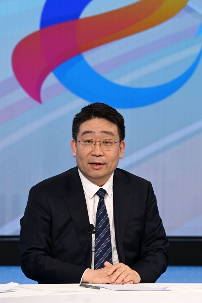 國家發(fā)展改革委產(chǎn)業(yè)司副司長霍福鵬在“中國經(jīng)濟(jì)圓桌會”錄制現(xiàn)場交流發(fā)言。新華社記者 金良快 攝