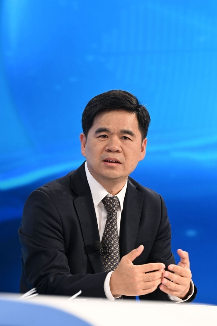 工業(yè)和信息化部運(yùn)行監(jiān)測協(xié)調(diào)局副局長何海林在“中國經(jīng)濟(jì)圓桌會”錄制現(xiàn)場交流發(fā)言。新華社記者 金良快 攝