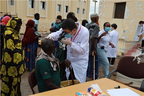 在義診現(xiàn)場，中國醫(yī)生與當(dāng)?shù)鼐用窈嫌傲裟睿继猁}業(yè)投資公司供圖