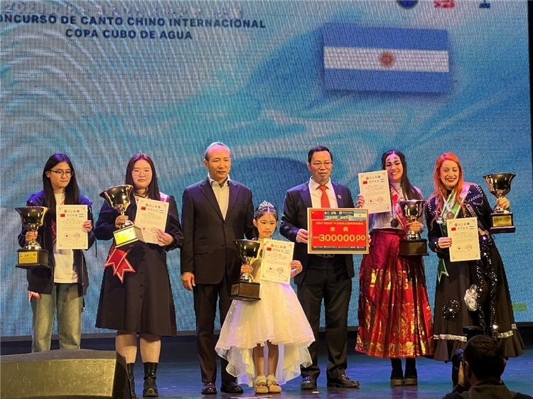 圖為中國(guó)駐阿根廷大使王衛(wèi)、阿根廷華文教育基金會(huì)會(huì)長(zhǎng)劉芳勇為五名“金獎(jiǎng)”選手頒獎(jiǎng)（阿根廷拉普拉塔國(guó)立大學(xué)孔子學(xué)院供圖）