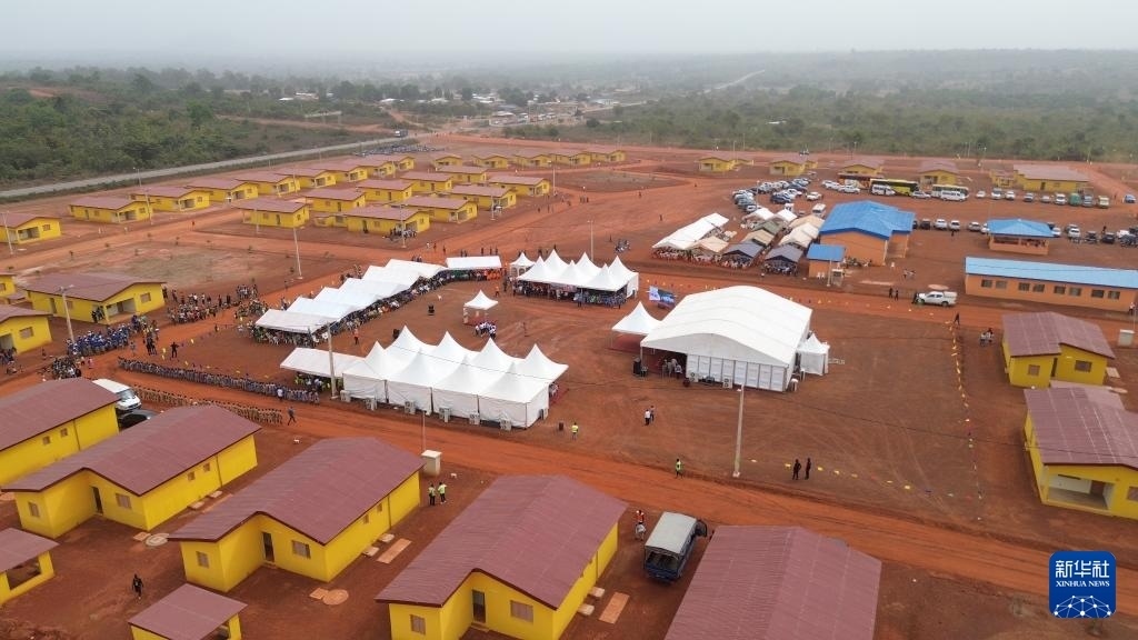 這是2023年12月16日在科特迪瓦北部城鎮(zhèn)費爾凱塞杜古以北拍攝的旱港移民新村（無人機照片）。新華社發(fā)（中成股份科特迪瓦分公司供圖）