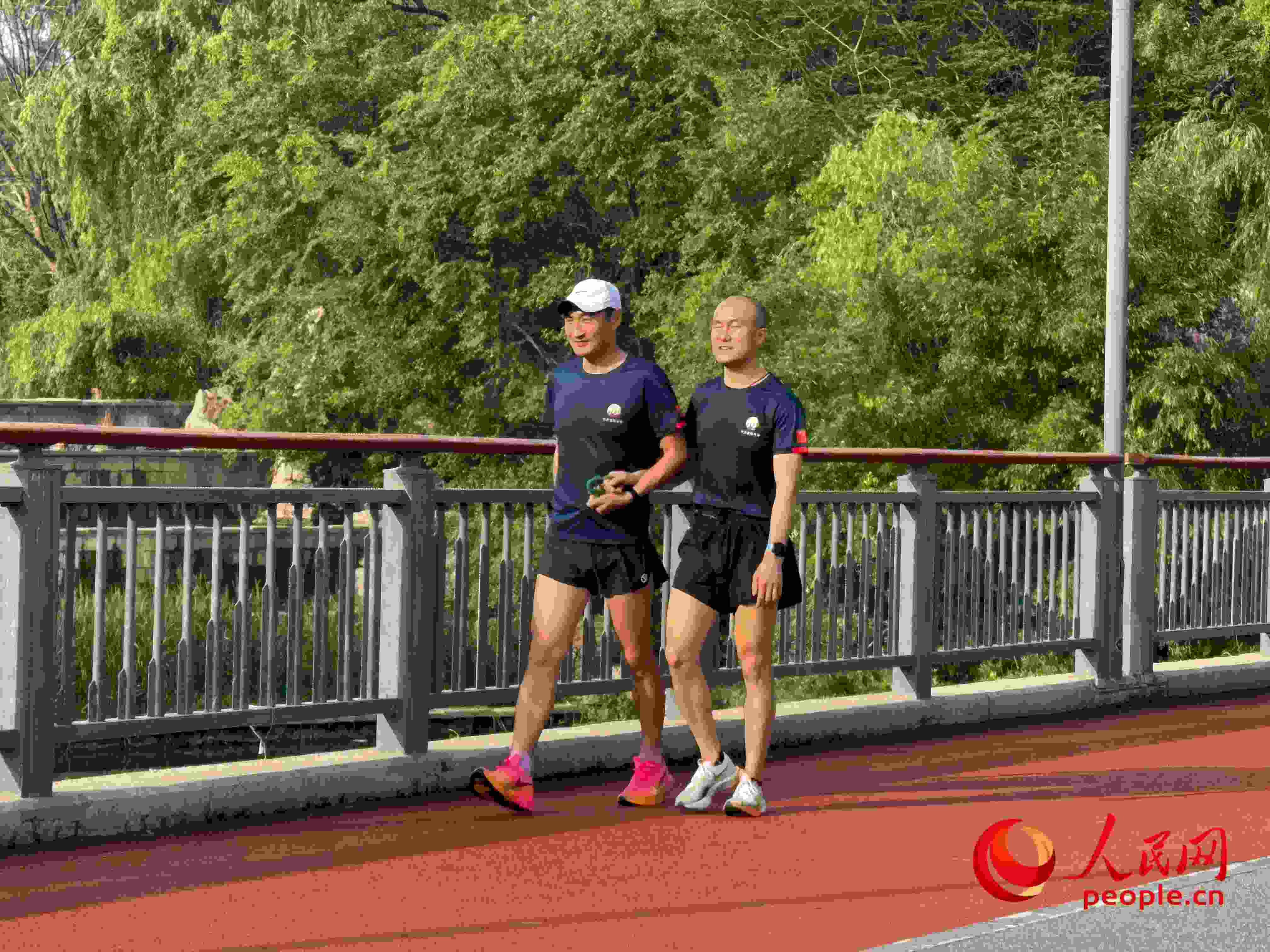 李玉寶和何亞君跑步后進行調(diào)整。人民網(wǎng) 周靜圓攝