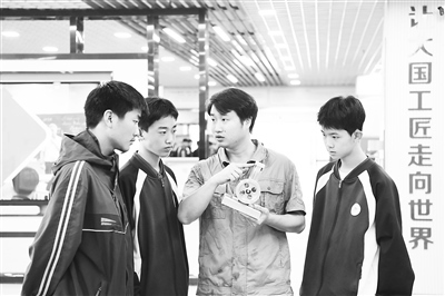 職業(yè)院校教師為數(shù)控技術(shù)應(yīng)用專業(yè)學(xué)生授課。 新華社記者 王全超攝