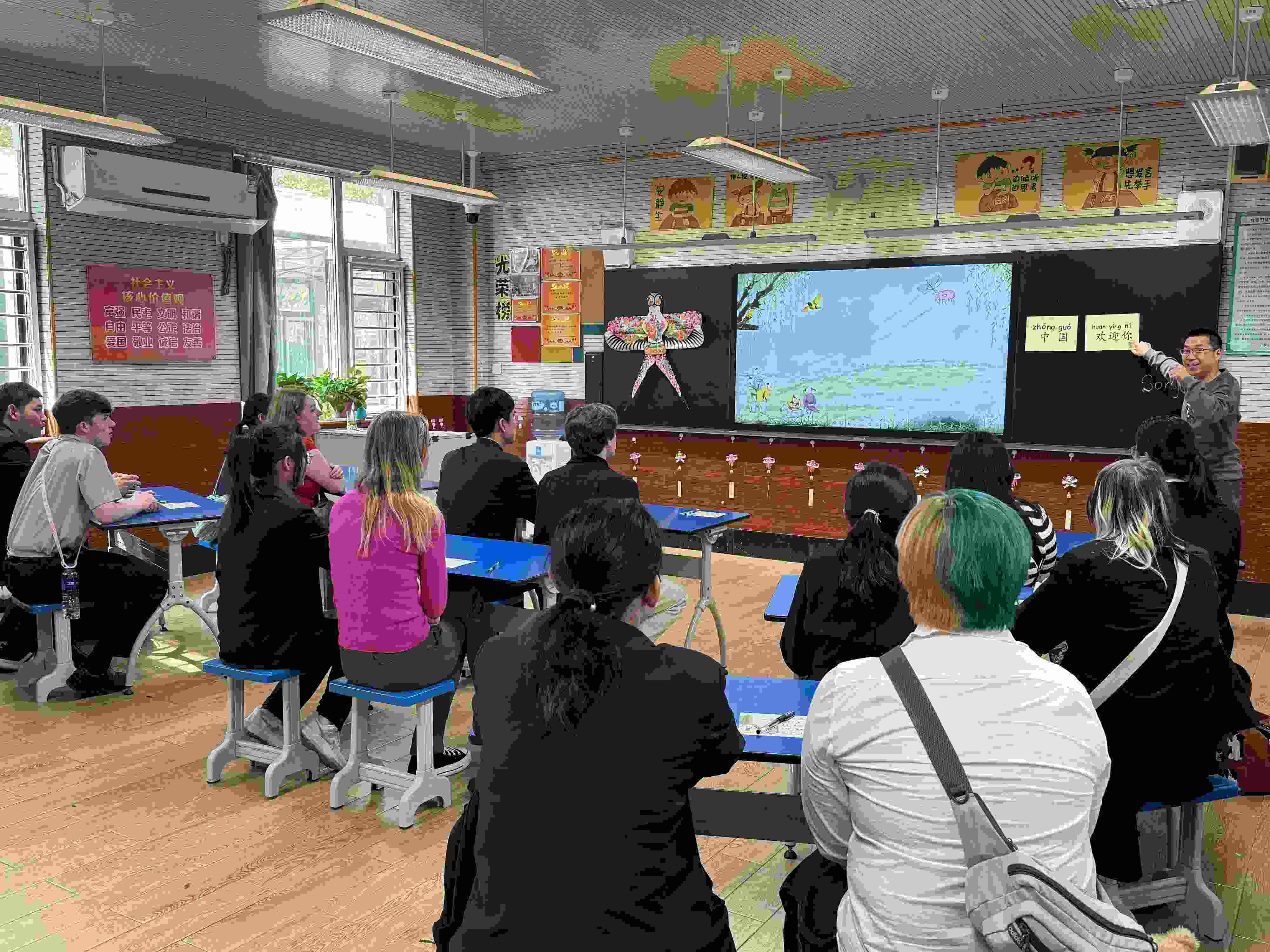 2024年4月20日，美國艾奧瓦州馬斯卡廷高中“友誼傳承”研學(xué)團(tuán)來到石家莊外國語學(xué)校，中美學(xué)生同上一節(jié)中文課。