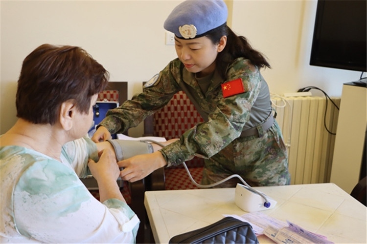 【1】 醫(yī)療分隊(duì)隊(duì)員為當(dāng)?shù)鼗颊邷y量血壓。曾德樂攝
