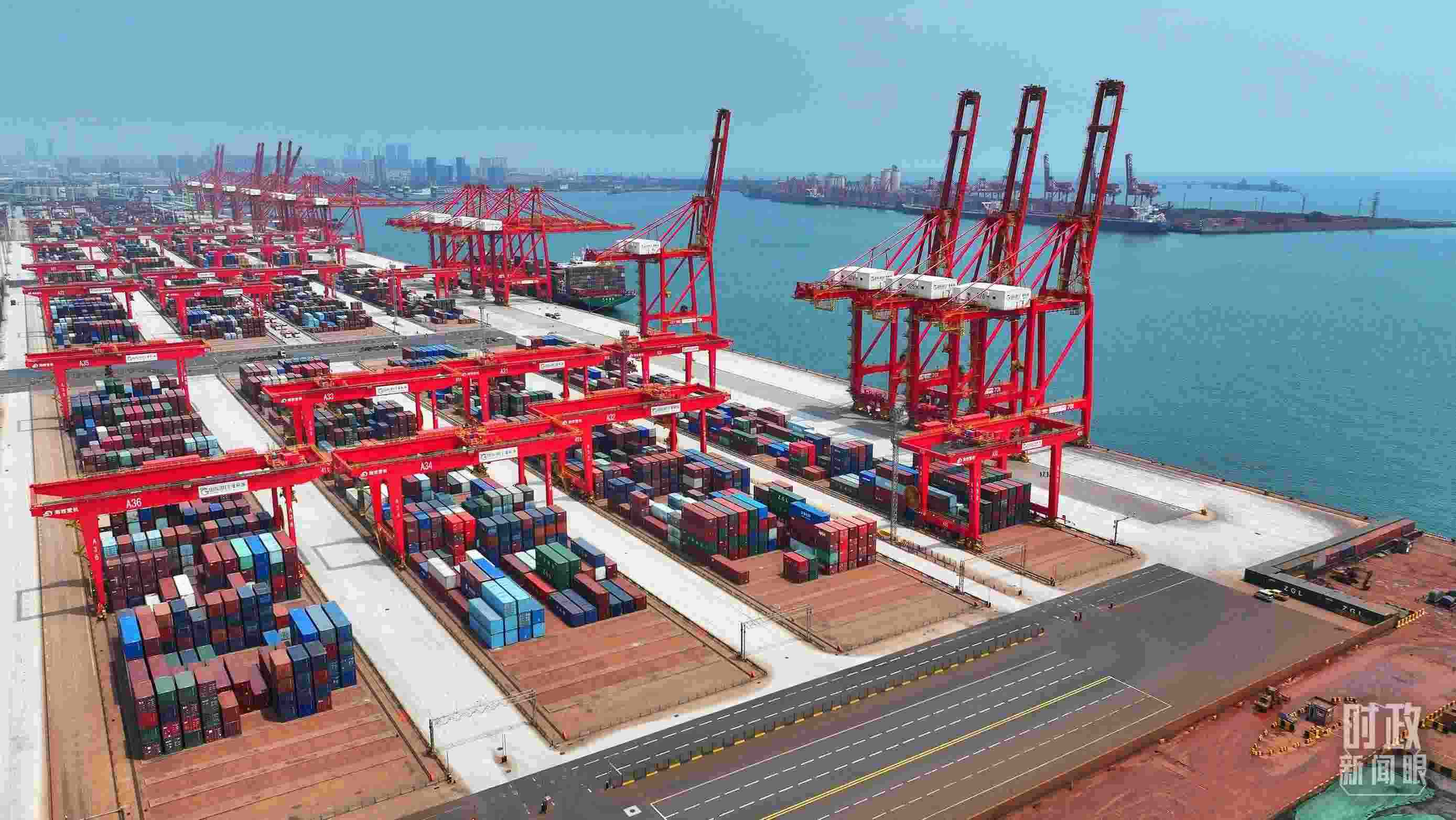 山東日照港。（總臺(tái)央視記者范凱拍攝）