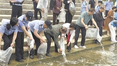 庭審后開展增殖放流。