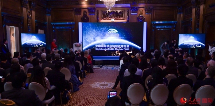 現(xiàn)場(chǎng)播放第二屆中國(guó)國(guó)際供應(yīng)鏈促進(jìn)博覽會(huì)宣傳片。人民網(wǎng) 郭錦標(biāo)攝