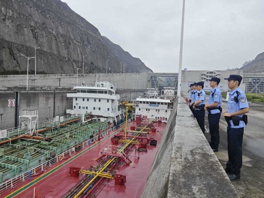 2023年9月29日，長江航運公安局宜昌分局三峽船閘派出所民警在三峽大壩五級船閘執(zhí)勤。新華社發(fā)（李孟 攝）