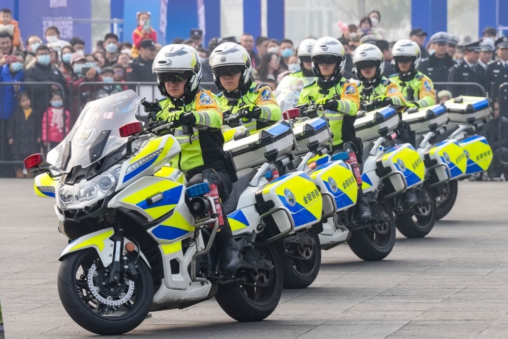 2024年1月6日，南京交警在警營開放周活動現(xiàn)場進行警務技能表演。新華社記者 李博 攝