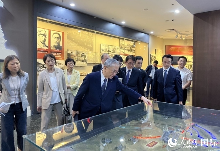 創(chuàng)價(jià)學(xué)會(huì)會(huì)長(zhǎng)原田稔（中）與青年代表團(tuán)成員訪問中國(guó)人民抗日戰(zhàn)爭(zhēng)紀(jì)念館。人民網(wǎng)記者 陳思攝
