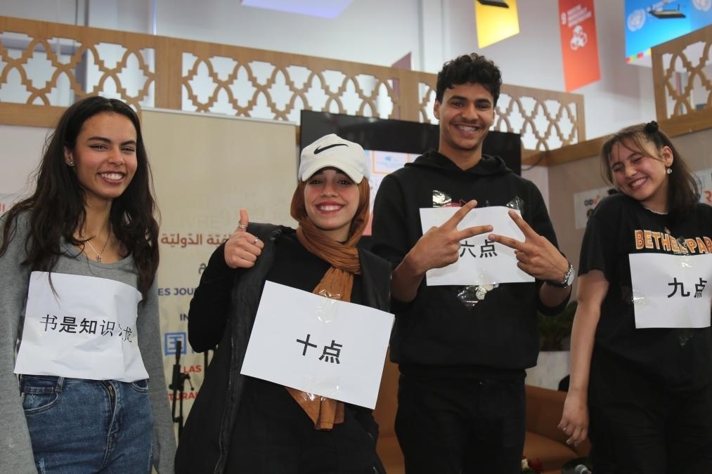 2024年4月24日，突尼斯高中生在首都突尼斯市舉辦的突尼斯國際書展上表演漢語節(jié)目。新華社發(fā)（阿代爾攝）