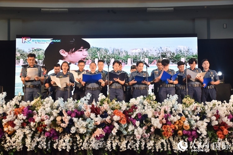 邦板牙省警察局學(xué)員在結(jié)業(yè)典禮上表演合唱。人民網(wǎng)記者 樊帆攝