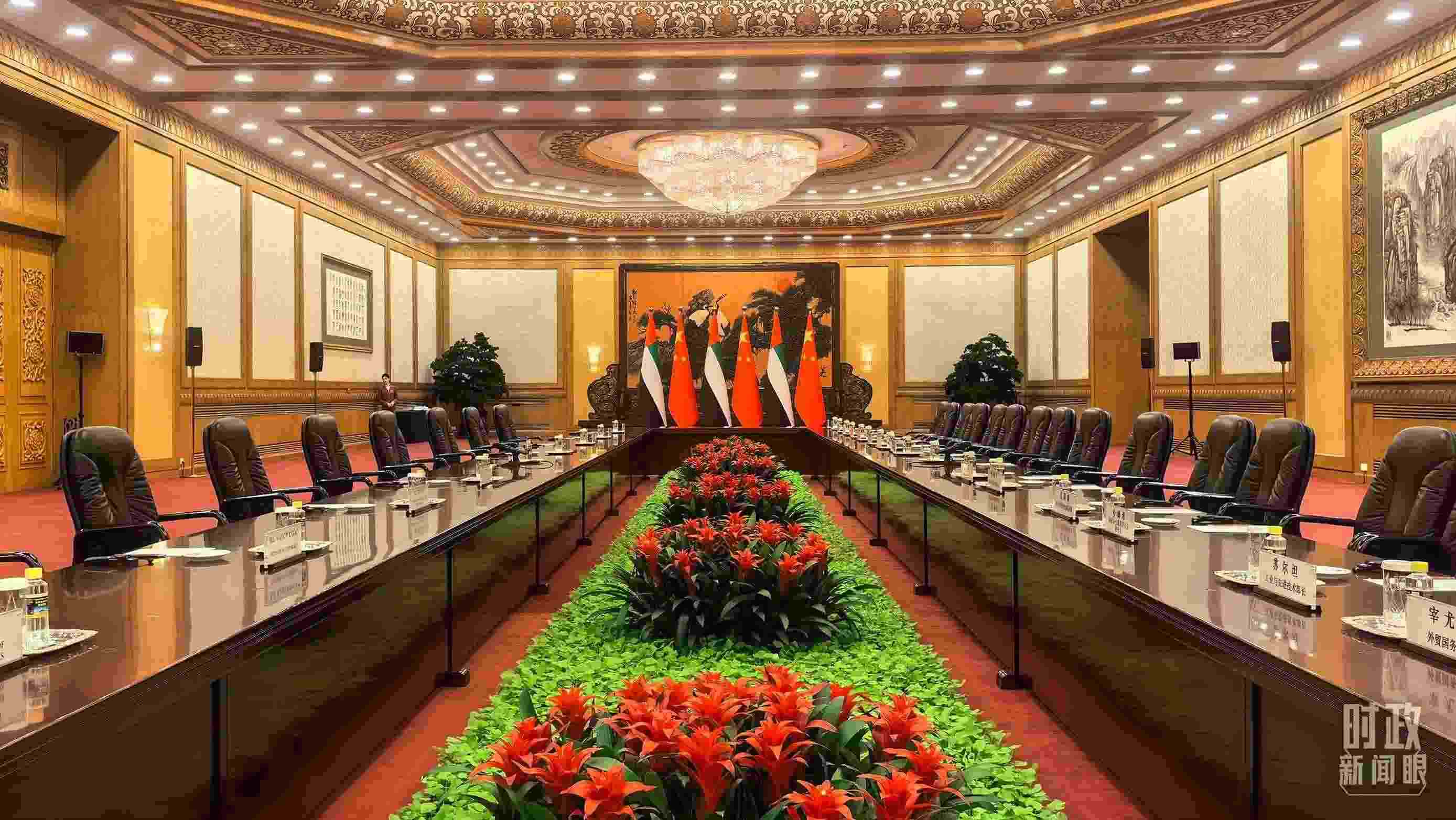 △5月30日下午，習(xí)近平主席同阿聯(lián)酋總統(tǒng)穆罕默德會(huì)談。這是會(huì)談開始前的現(xiàn)場。（總臺(tái)央視記者鄂介甫拍攝）