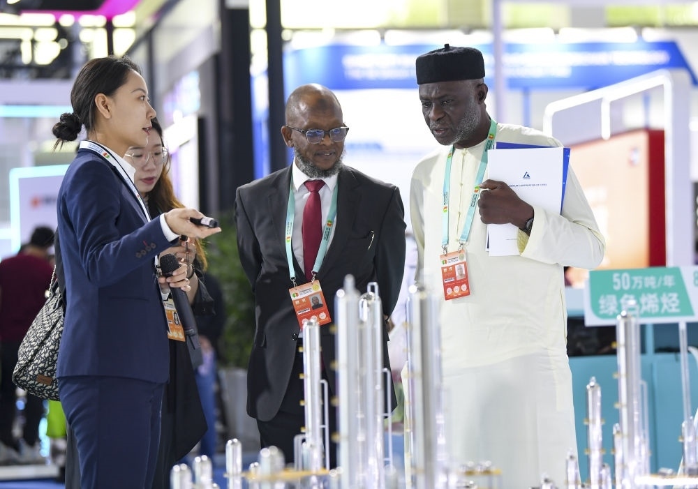 2023年9月22日，嘉賓在第六屆中阿博覽會上了解清潔能源項目。新華社記者 馮開華 攝