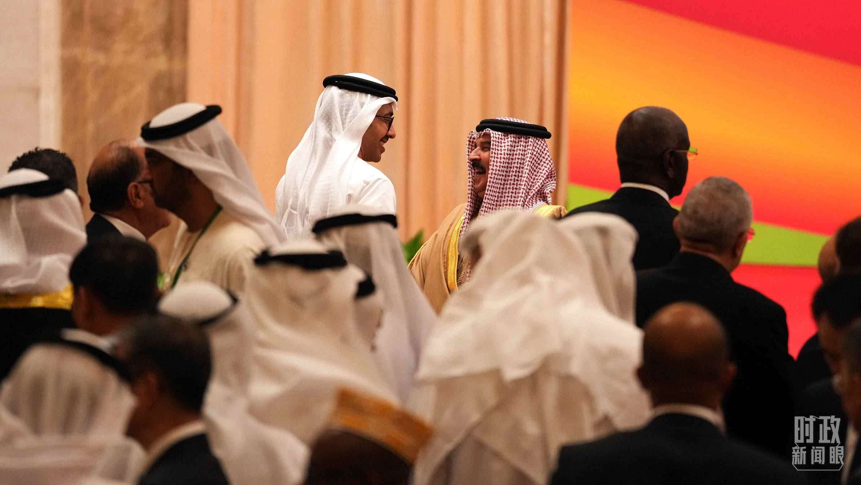 △與會(huì)代表在交談。（總臺(tái)國廣記者李晉拍攝）