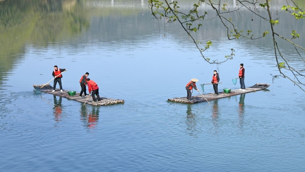 浙江省臺州市仙居縣步路鄉(xiāng)黨員志愿者與河長一起在永安溪巡河護水，清理雜物垃圾（2024年3月20日攝）。新華社發(fā)（王華斌攝）