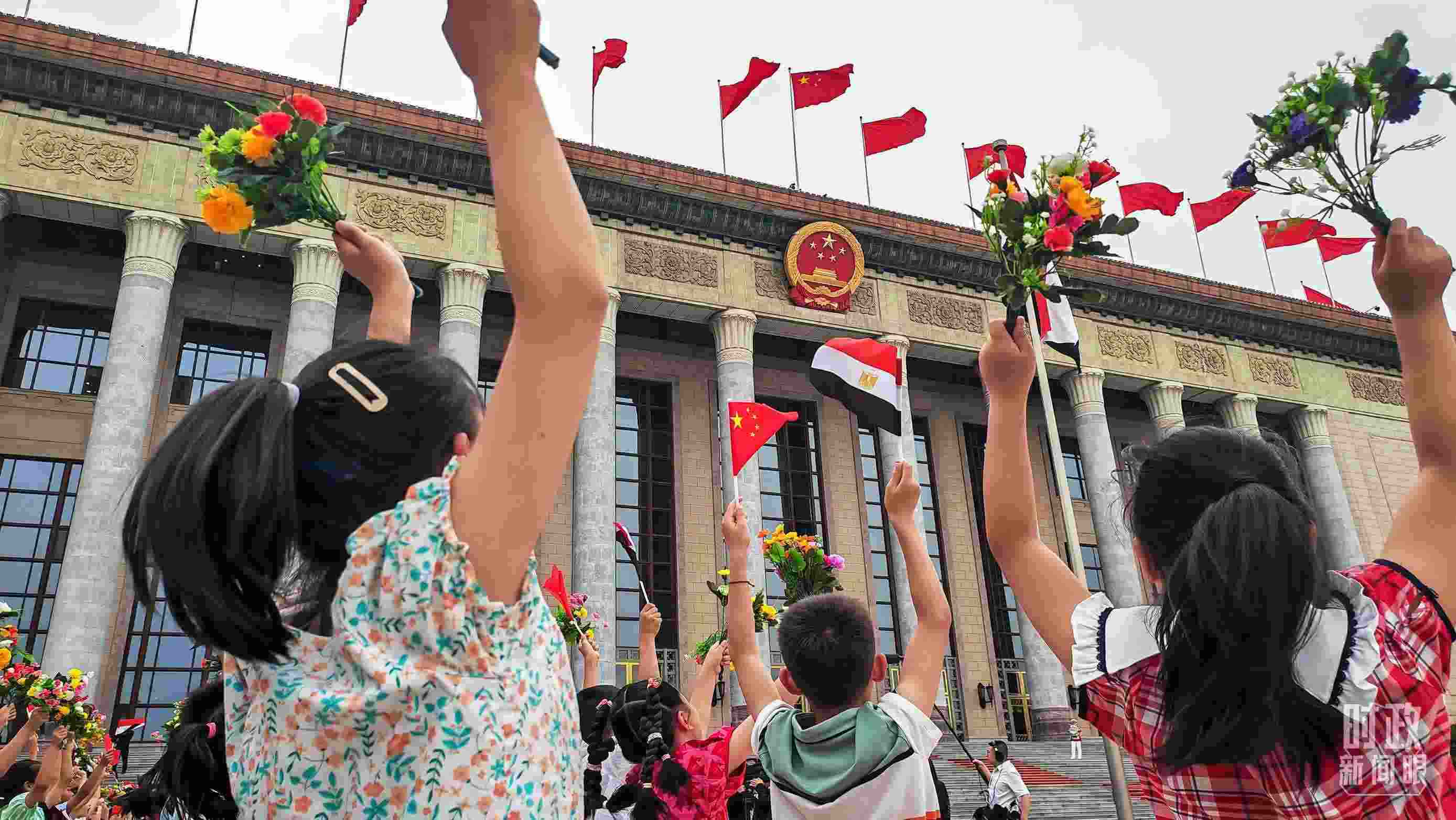 △5月29日下午，習(xí)近平主席舉行儀式歡迎埃及總統(tǒng)塞西訪華。圖為歡迎儀式現(xiàn)場的少年兒童。（總臺(tái)央視記者劉琦拍攝）