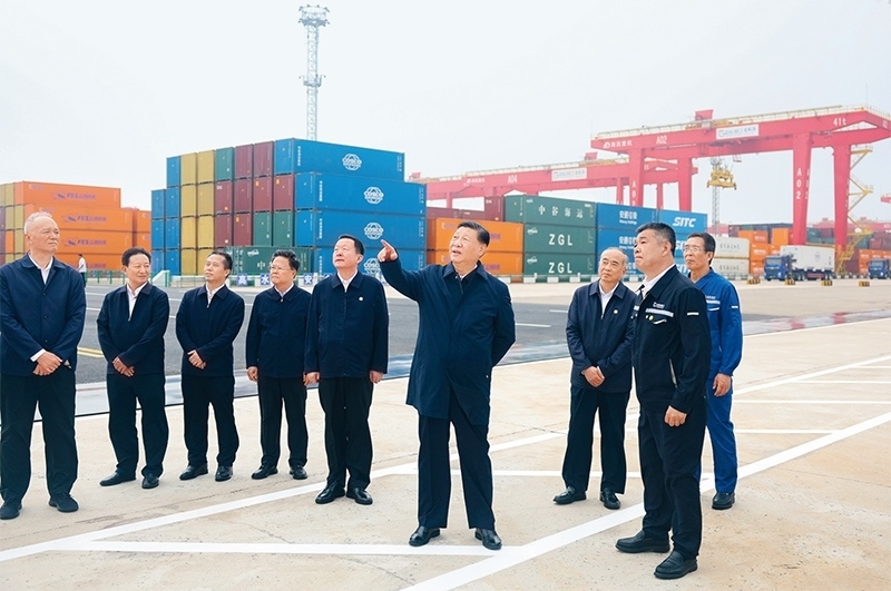 2024年5月22日至24日，中共中央總書記、國家主席、中央軍委主席習(xí)近平在山東考察。這是22日下午，習(xí)近平在日照港察看全自動(dòng)化集裝箱碼頭作業(yè)場(chǎng)景。 新華社記者 鞠鵬/攝