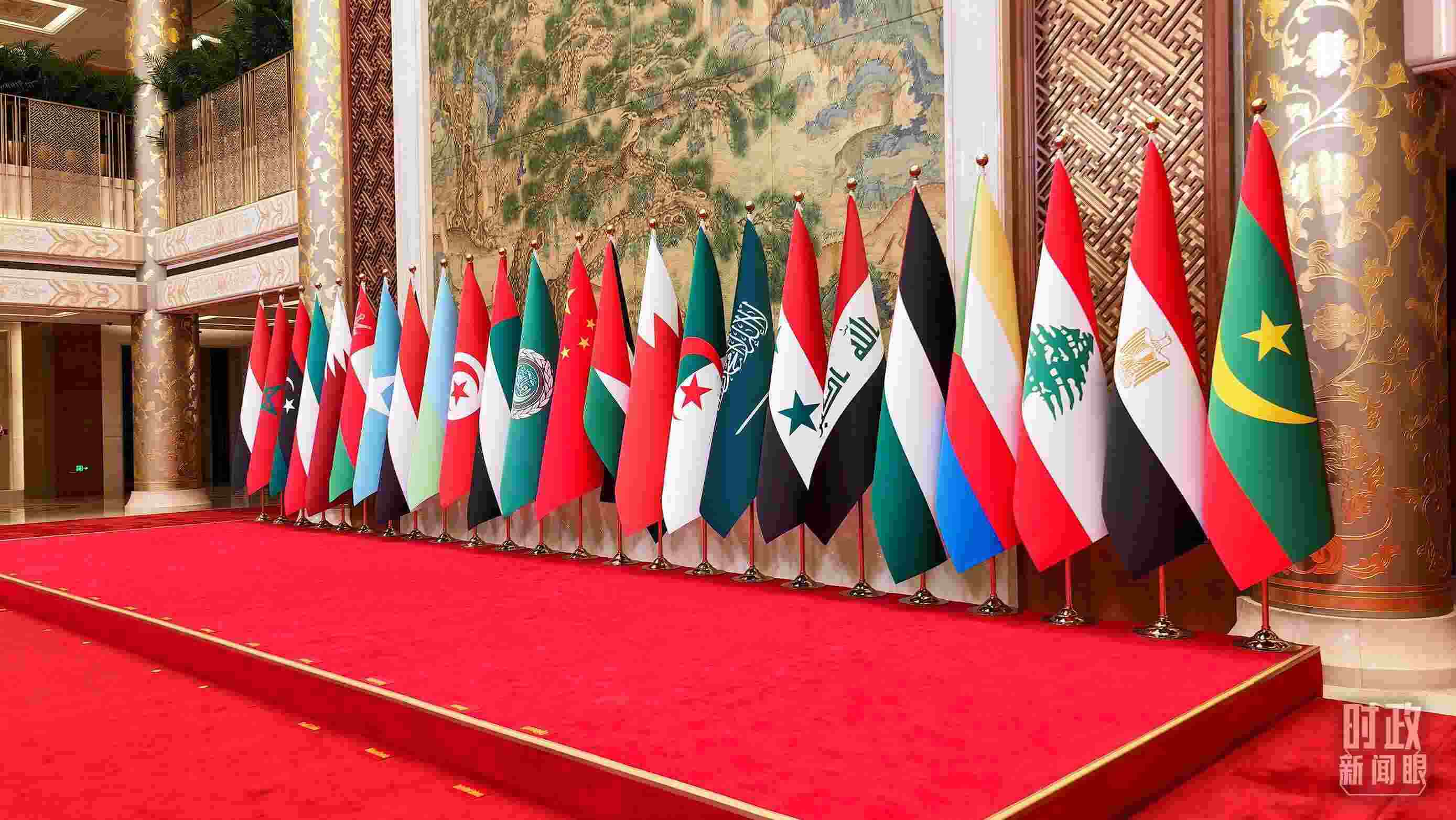 △會(huì)議現(xiàn)場的旗陣。（總臺(tái)央廣記者馬喆拍攝）