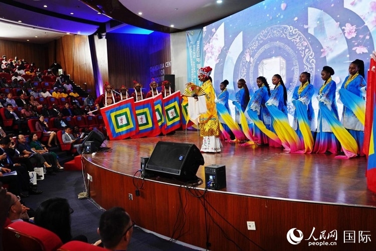 開幕式前，內(nèi)羅畢大學(xué)孔子學(xué)院學(xué)生進(jìn)行文藝表演。人民網(wǎng)記者 黃煒鑫攝