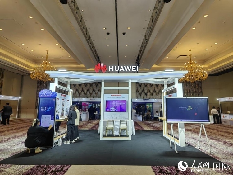 峰會現(xiàn)場，由泰國政府、中泰高校和客戶伙伴搭建的人才雙選會和伙伴展臺開放。人民網(wǎng)記者 楊一攝