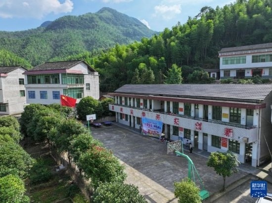 這是5月28日拍攝的湖南省衡陽市衡陽縣岣嶁鄉(xiāng)妙溪小學(xué)（無人機照片）。