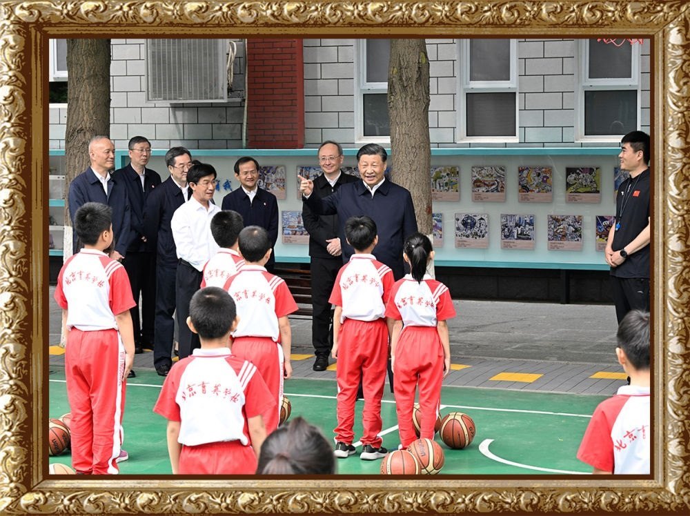 2023年5月31日上午，習(xí)近平總書記來到北京育英學(xué)?？赐繂枎熒?，在籃球場(chǎng)同正在上體育課的小學(xué)生們親切交流。習(xí)近平親切地說：“現(xiàn)在生活條件好了，孩子們不是要吃得胖胖的，而是要長得壯壯的、練得棒棒的。”