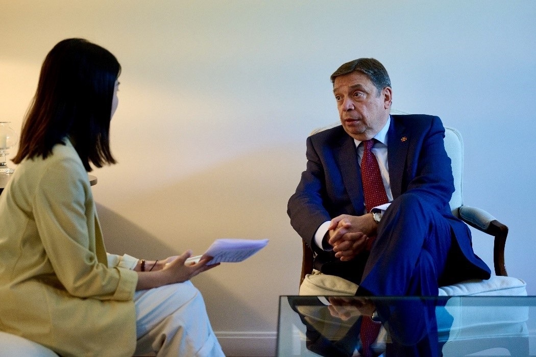 西班牙農(nóng)業(yè)、漁業(yè)和食品大臣普拉納斯接受人民網(wǎng)專訪。西班牙駐華大使館供圖