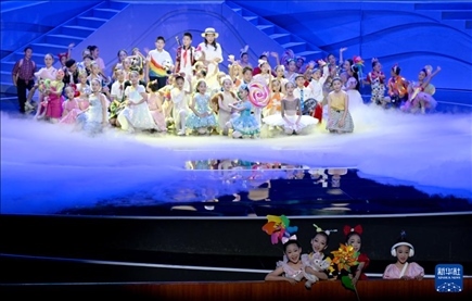 6月1日，演員在“我和祖國一起成長”主題演出活動(dòng)中表演。新華社記者 金良快 攝