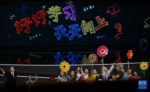 6月1日，演員在“我和祖國一起成長”主題演出活動(dòng)中表演。新華社記者 金良快 攝