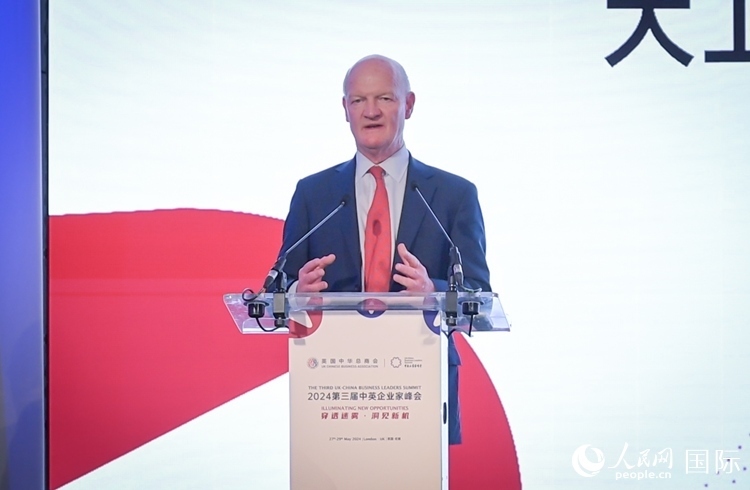 英國前負(fù)責(zé)大學(xué)與科研事務(wù)的國務(wù)大臣、英國皇家學(xué)會院士大衛(wèi)·威利茨致辭。人民網(wǎng) 郭錦標(biāo)攝