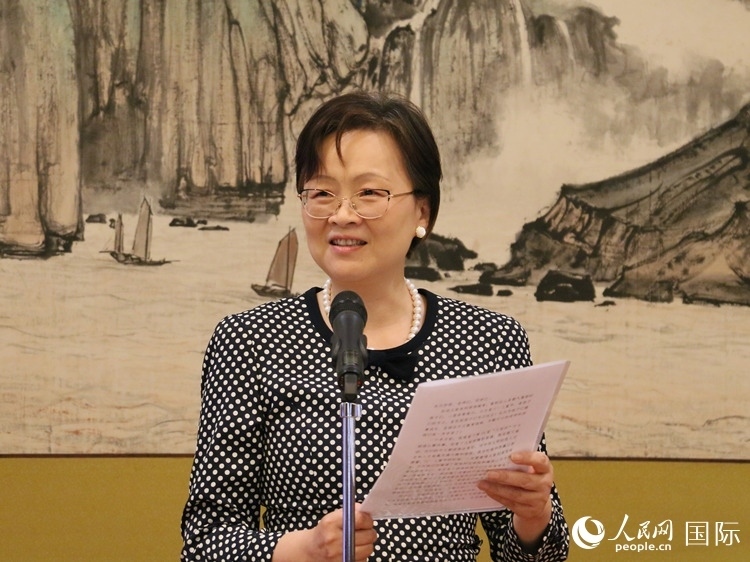 大使夫人丁玥致辭。人民網(wǎng) 許可攝
