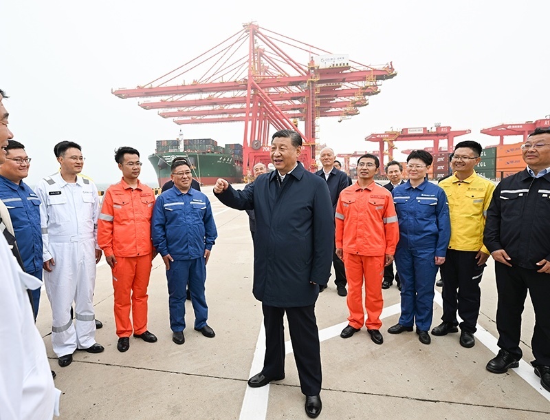 △2024年5月22日，習(xí)近平總書記在山東省日照港親切慰問港口科技工作者、運(yùn)營人員、航運(yùn)人員。