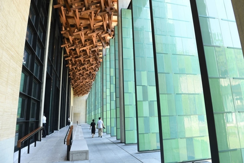 2022年7月23日，杭州國家版本館屋頂?shù)哪緲?gòu)和青瓷門扇相映成趣。