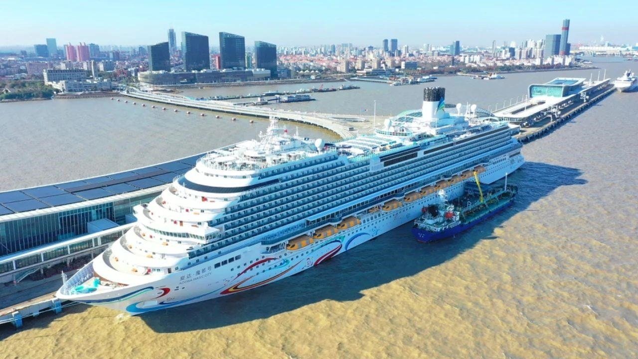 △2024年1月1日，國產(chǎn)首艘大型郵輪“愛達(dá)·魔都號(hào)”從上海吳淞口國際郵輪港開啟商業(yè)首航。