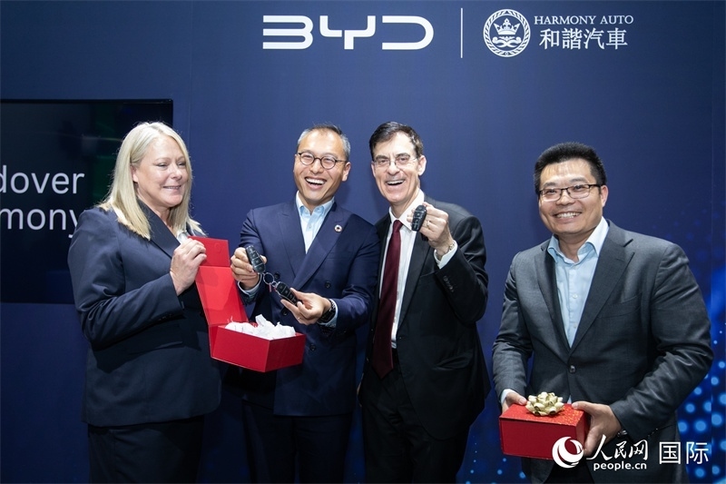 兩位英國消費者獲得新車鑰匙。人民網記者 許立群攝影