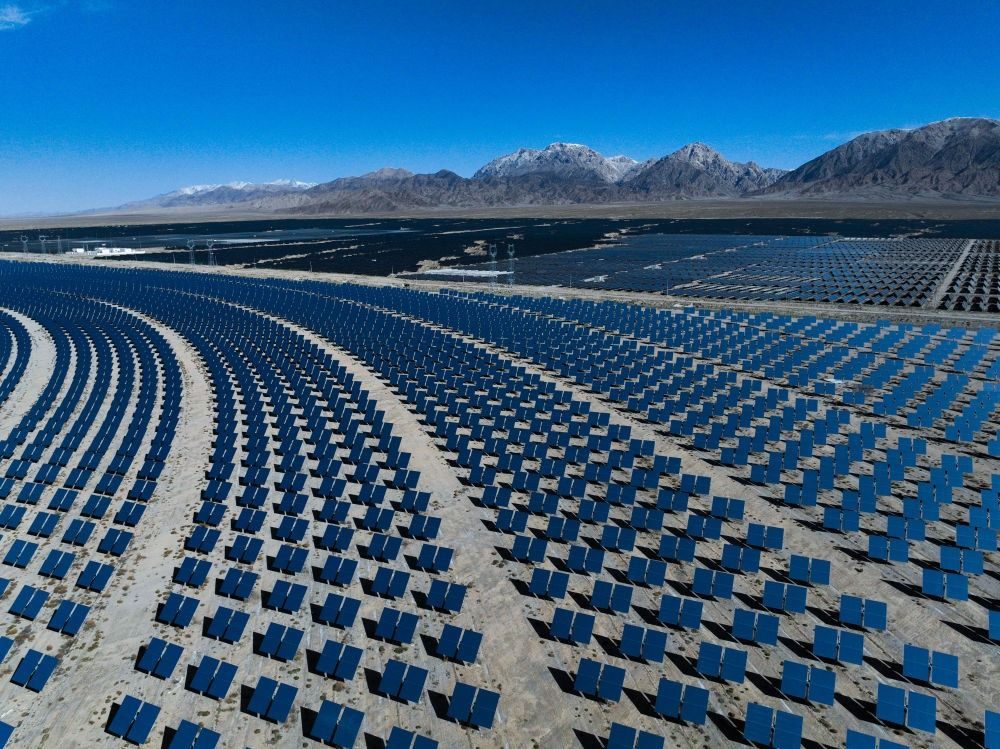 這是2024年4月23日在青海省海西蒙古族藏族自治州德令哈市光伏（光熱）產業(yè)園拍攝的光熱電站（無人機照片）。新華社記者 張龍 攝