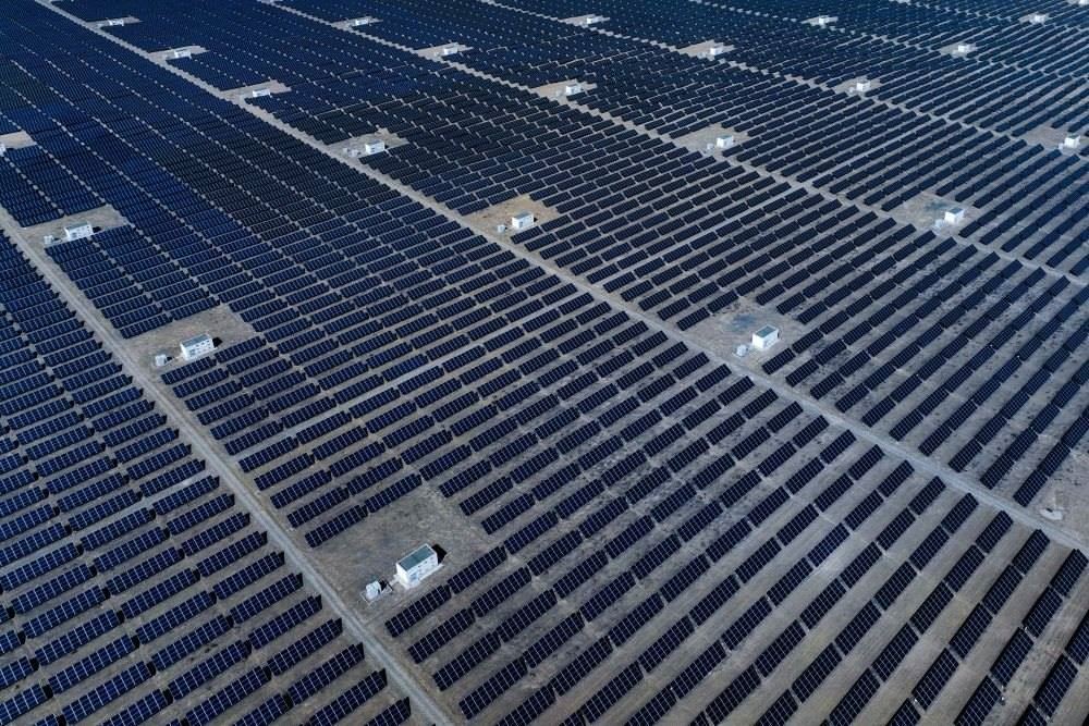 這是2024年4月15日在青海省海南藏族自治州共和縣塔拉灘綠色產業(yè)發(fā)展園區(qū)拍攝的光伏電站。新華社記者 張龍 攝