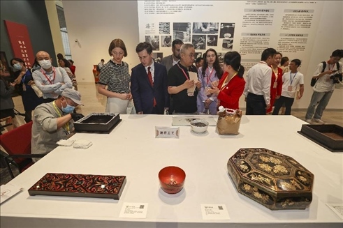 2023年5月28日，北京，推光漆器匠人為駐華使節(jié)展示技藝。