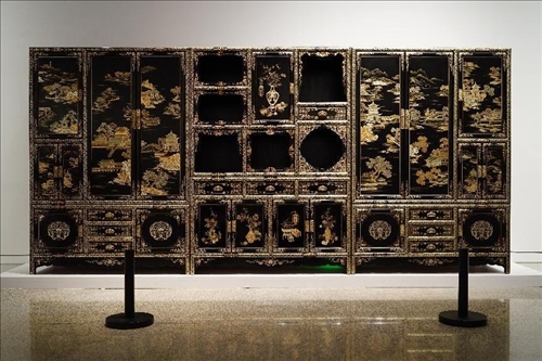 2023年7月9日，北京，中國(guó)工藝美術(shù)館·中國(guó)非物質(zhì)文化遺產(chǎn)館，“山西特色專業(yè)鎮(zhèn)·平遙非遺雙寶中華行”展覽展出的推光漆器作品。