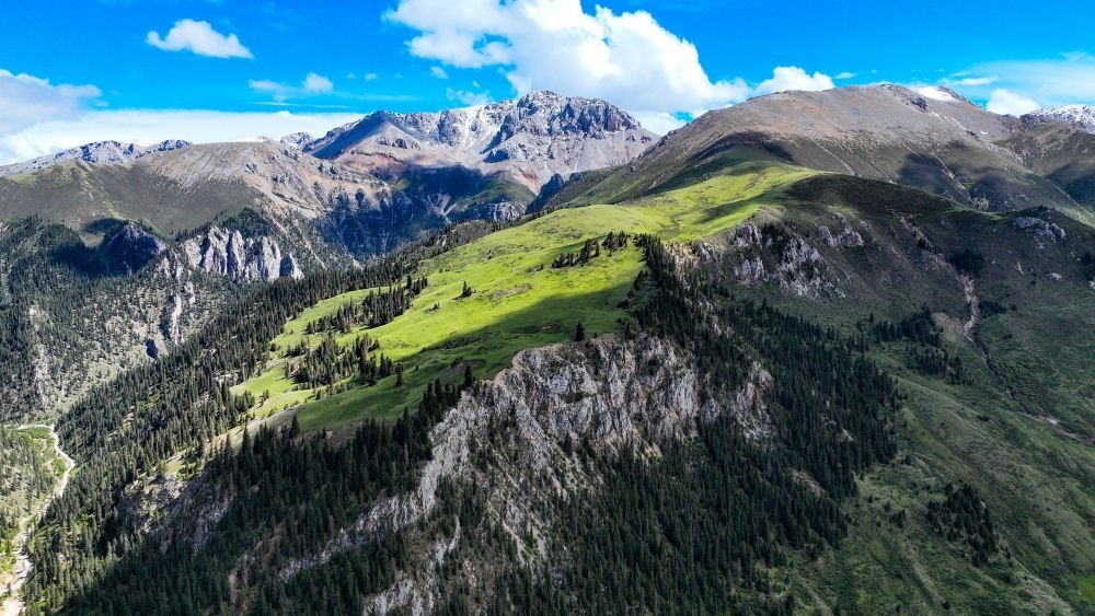 這是2023年6月18日在青海省玉樹藏族自治州囊謙縣拍攝的風光（無人機照片）。新華社記者 張龍 攝